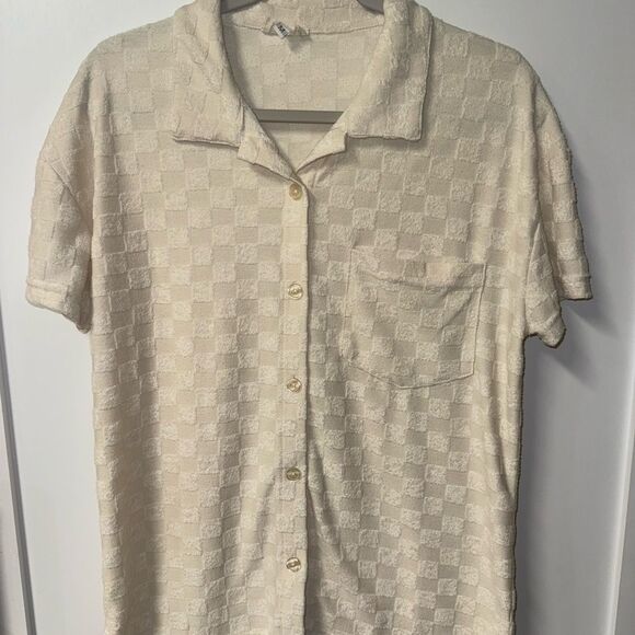 Elegant Cream Button-Up Women's Top - Picture 3 of 4